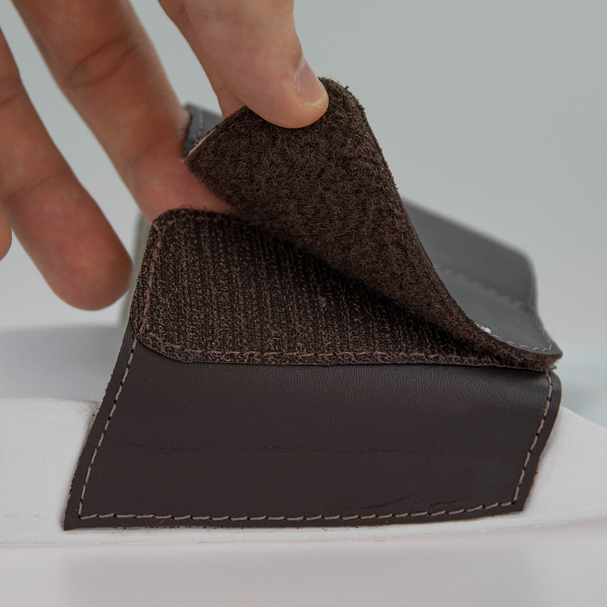 Chinelo Masculino Slide Adapt Leather Café Ref.: 22600D