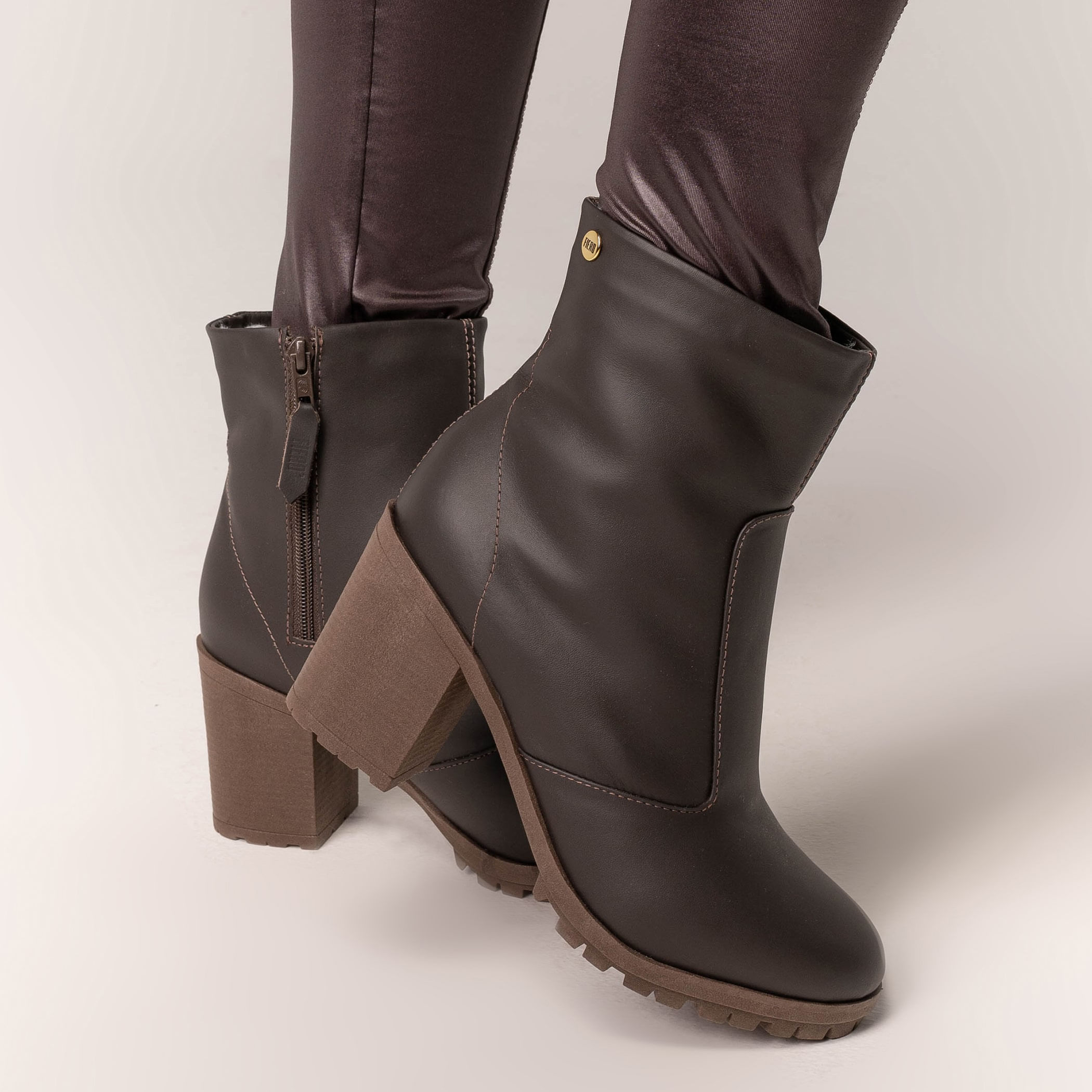 Bota Feminina Routine Clean Boot Forrada em Lã Sintética Ref.:23007
