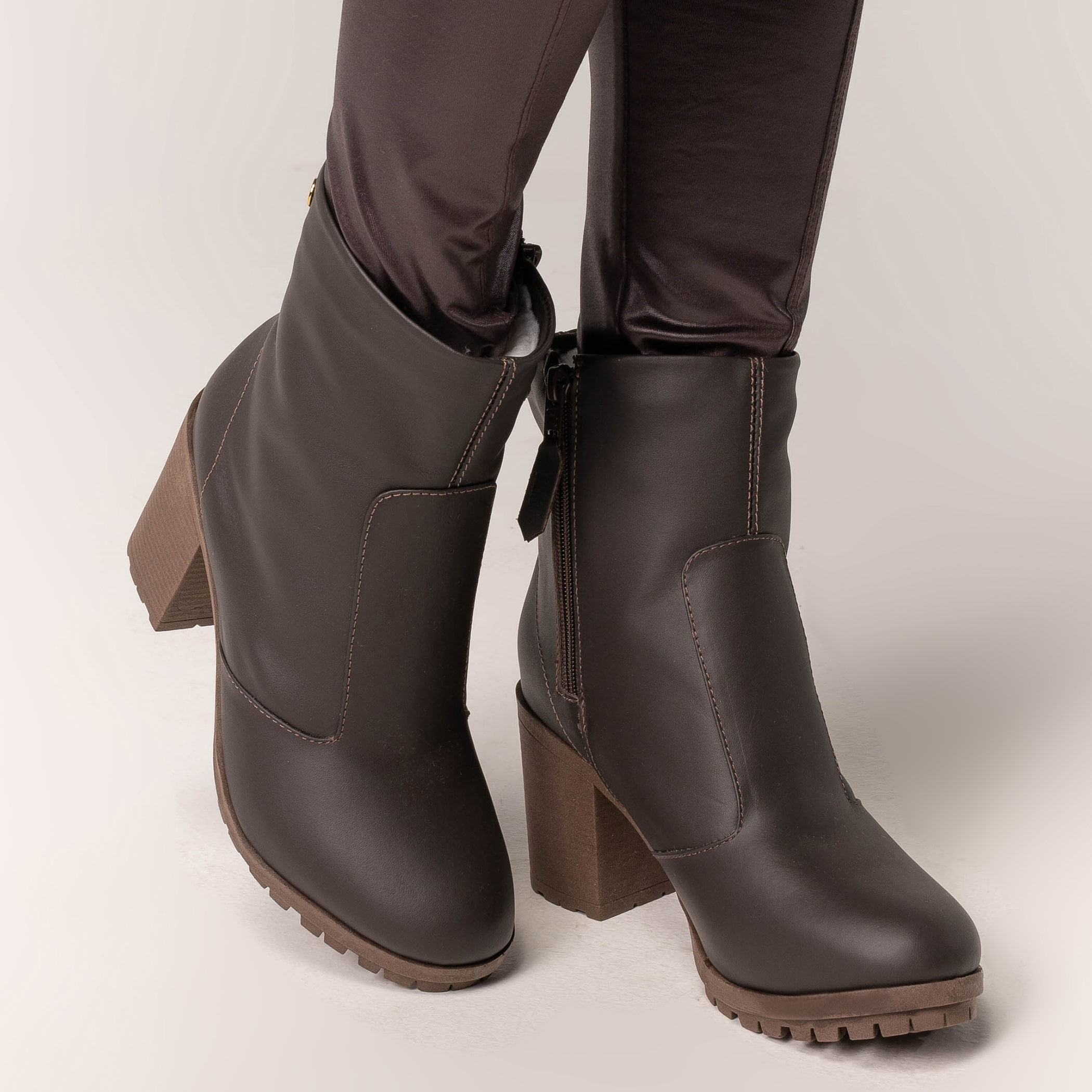 Bota Feminina Routine Clean Boot Forrada em Lã Sintética Ref.:23007