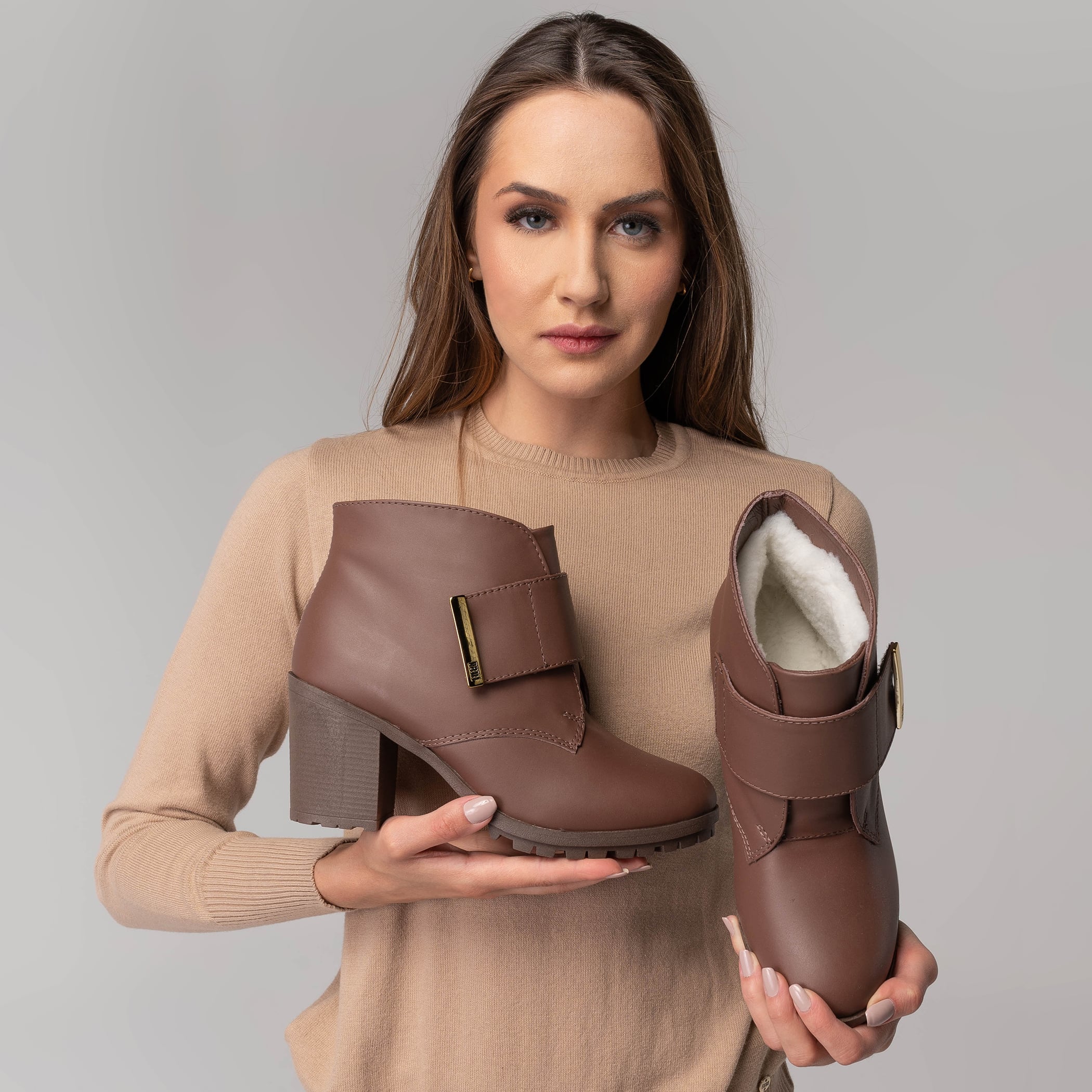 Bota feminina Routine Belt Boot forrada em lã sintética Ref.:23001