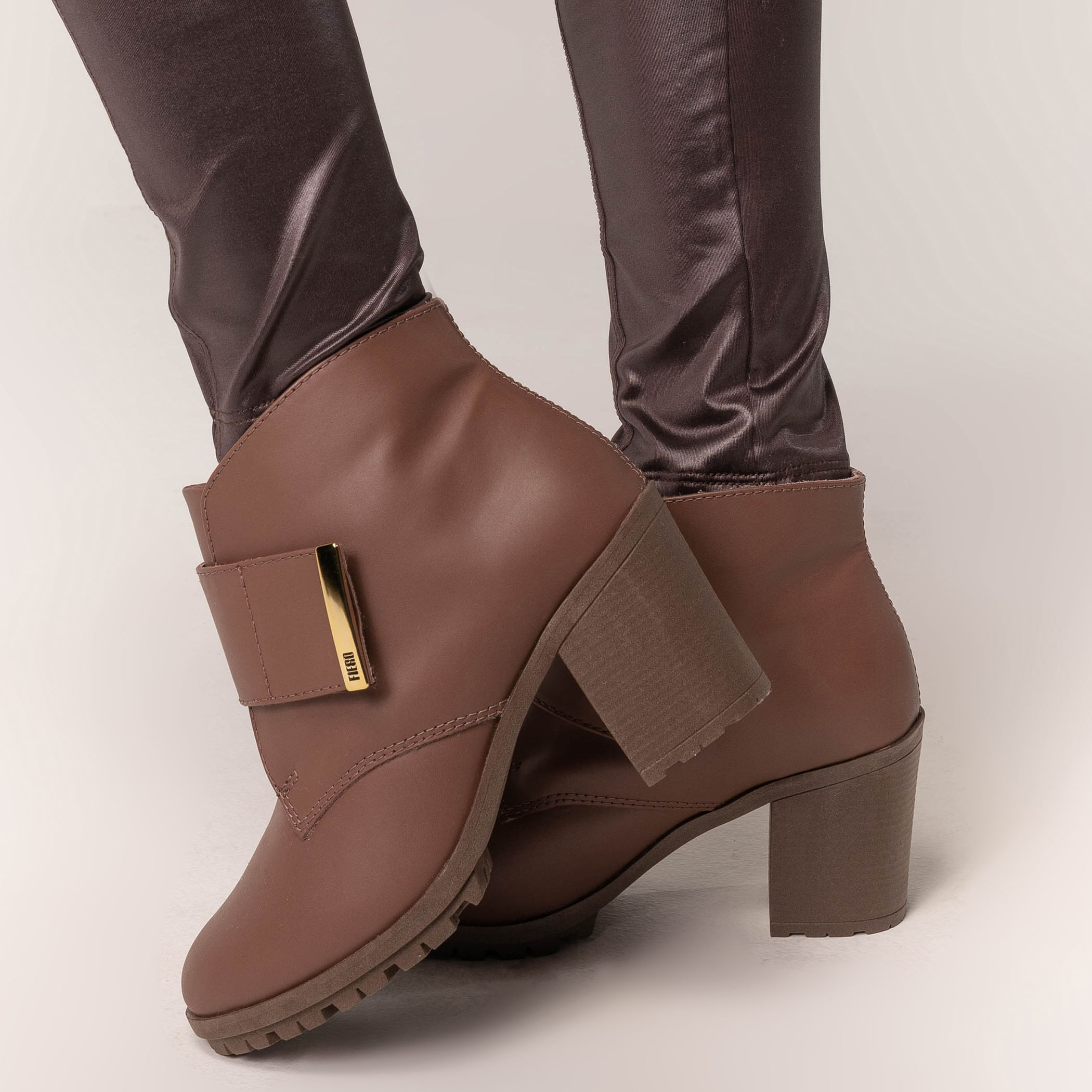 Bota feminina Routine Belt Boot forrada em lã sintética Ref.:23001