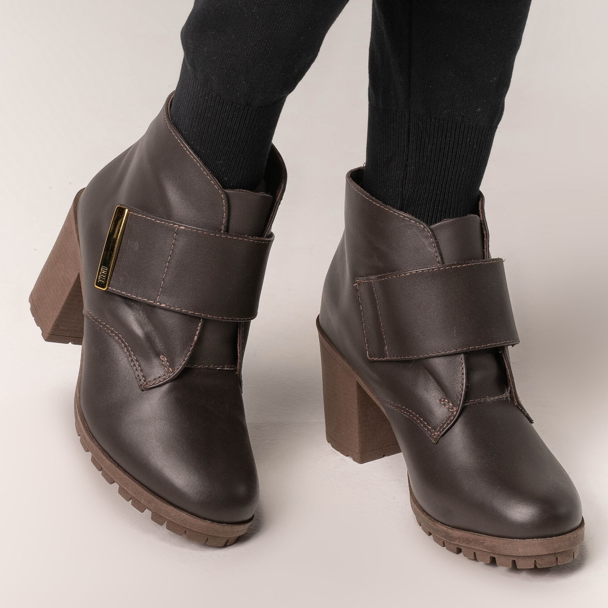 Bota feminina Routine Belt Boot forrada em lã sintética Ref.:23001