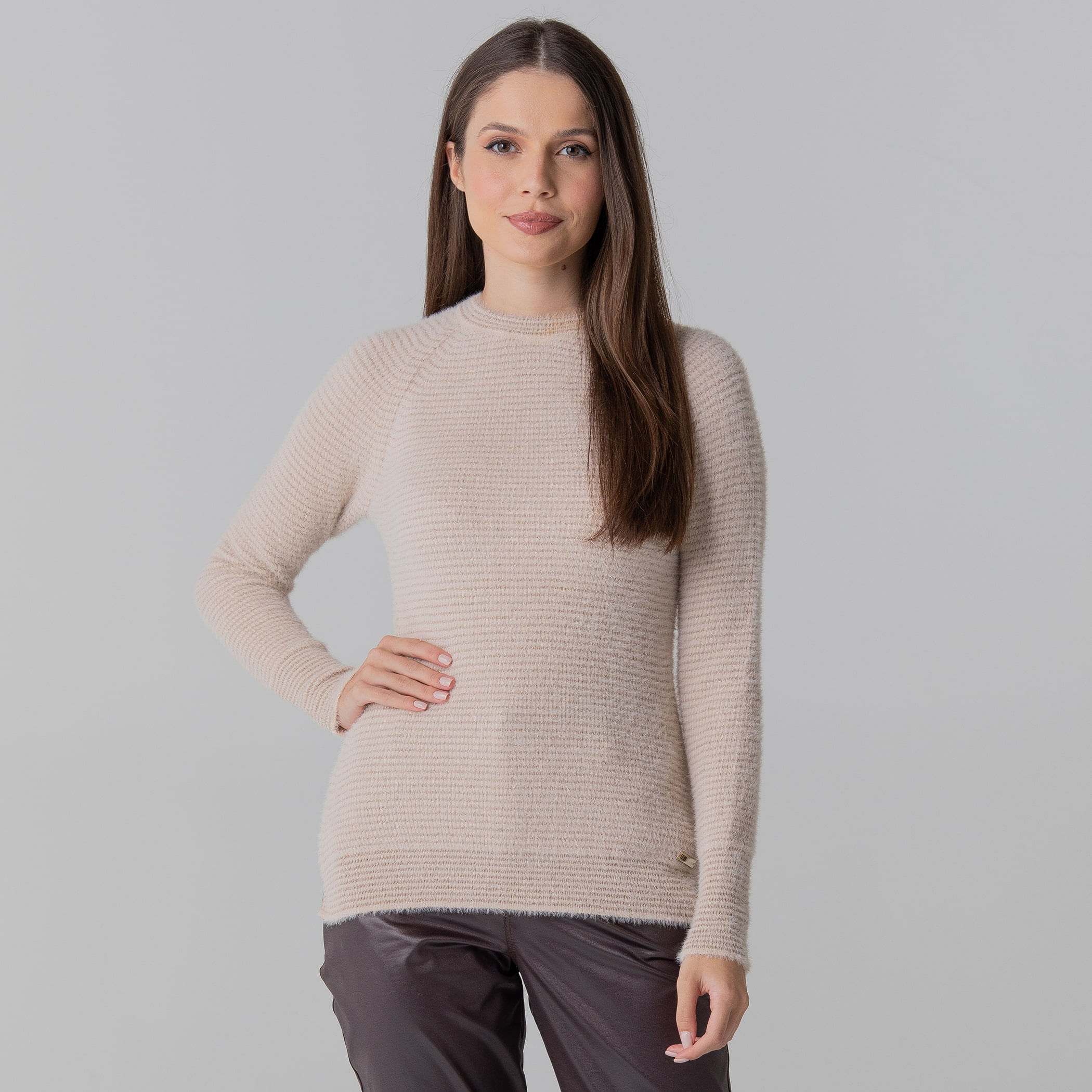 Suéter feminino em tricô peluciado confort Bergen gola redonda