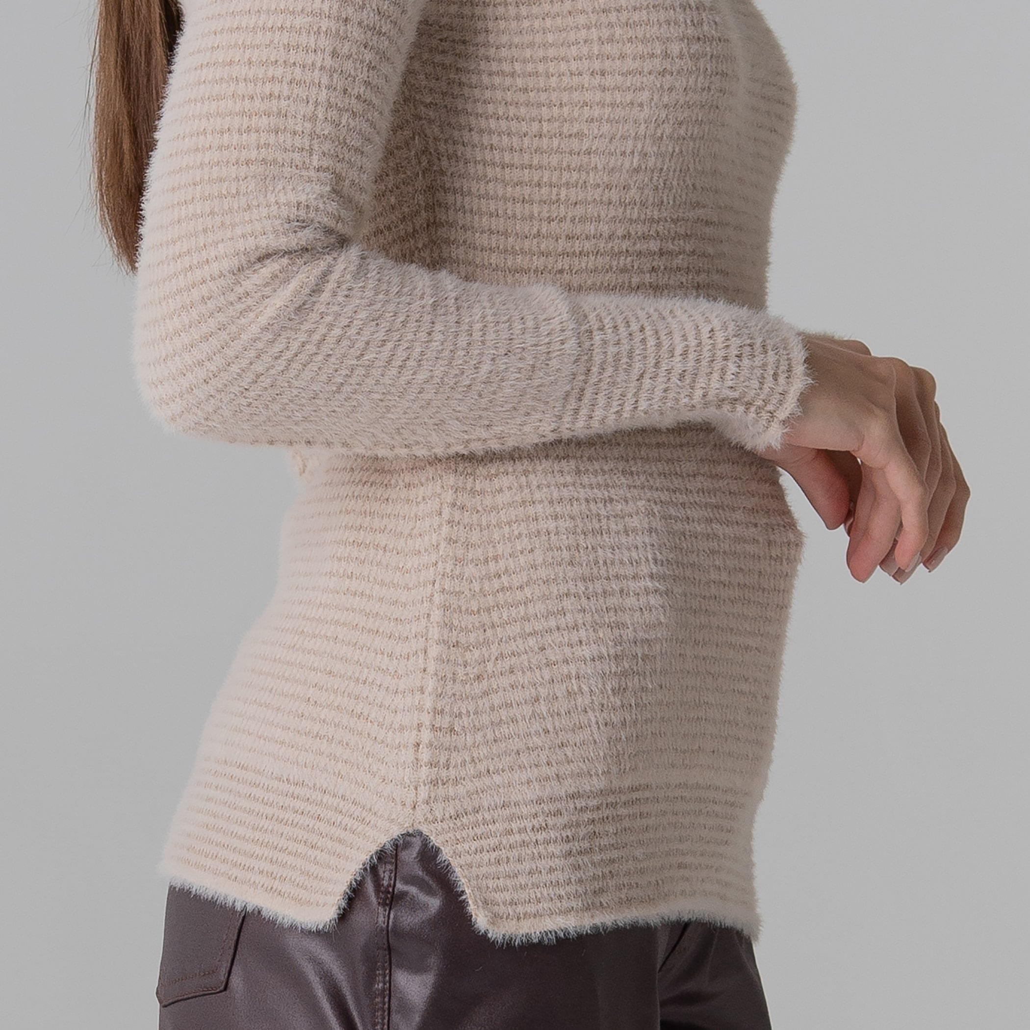 Suéter feminino em tricô peluciado confort Bergen gola redonda