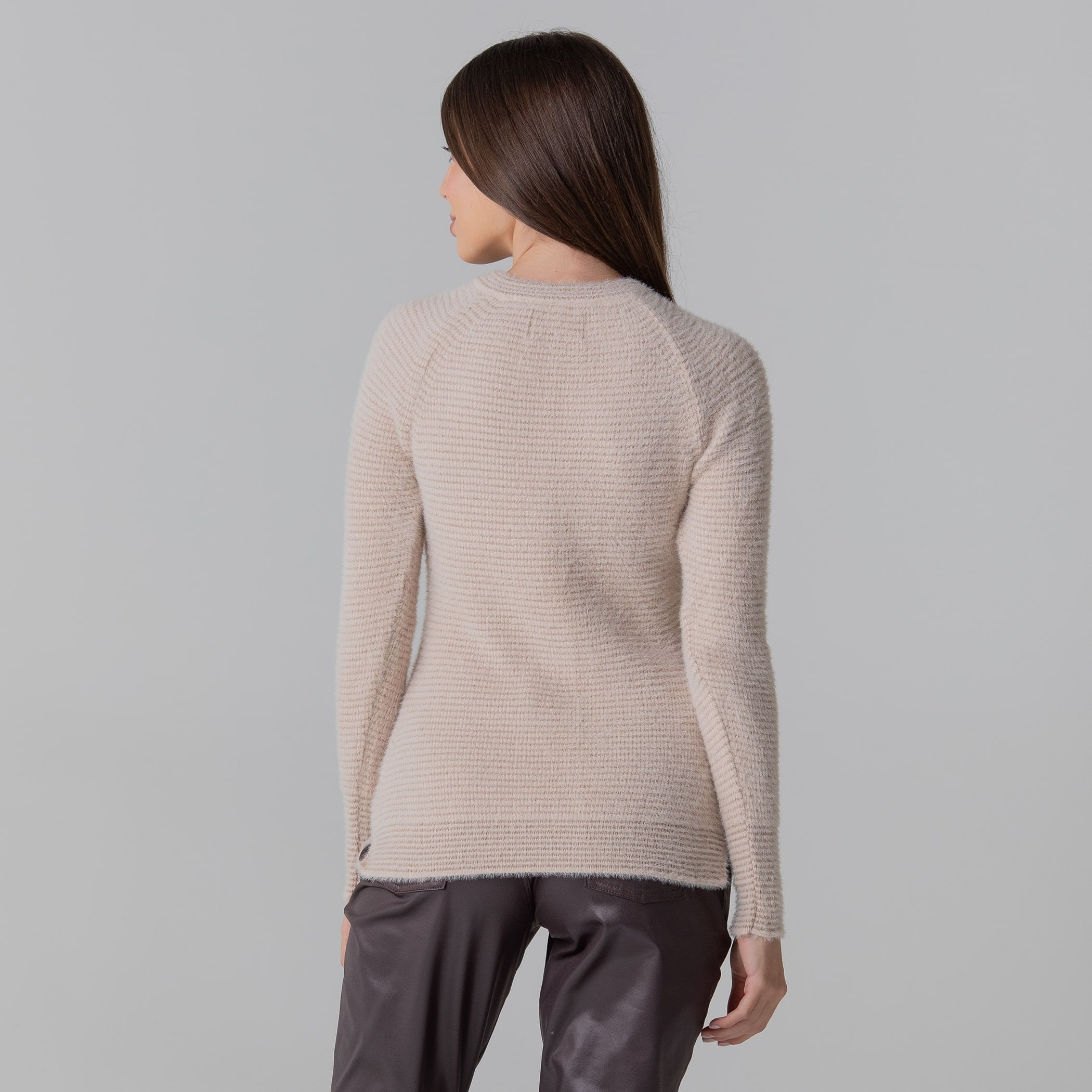 Suéter feminino em tricô peluciado confort Bergen gola redonda