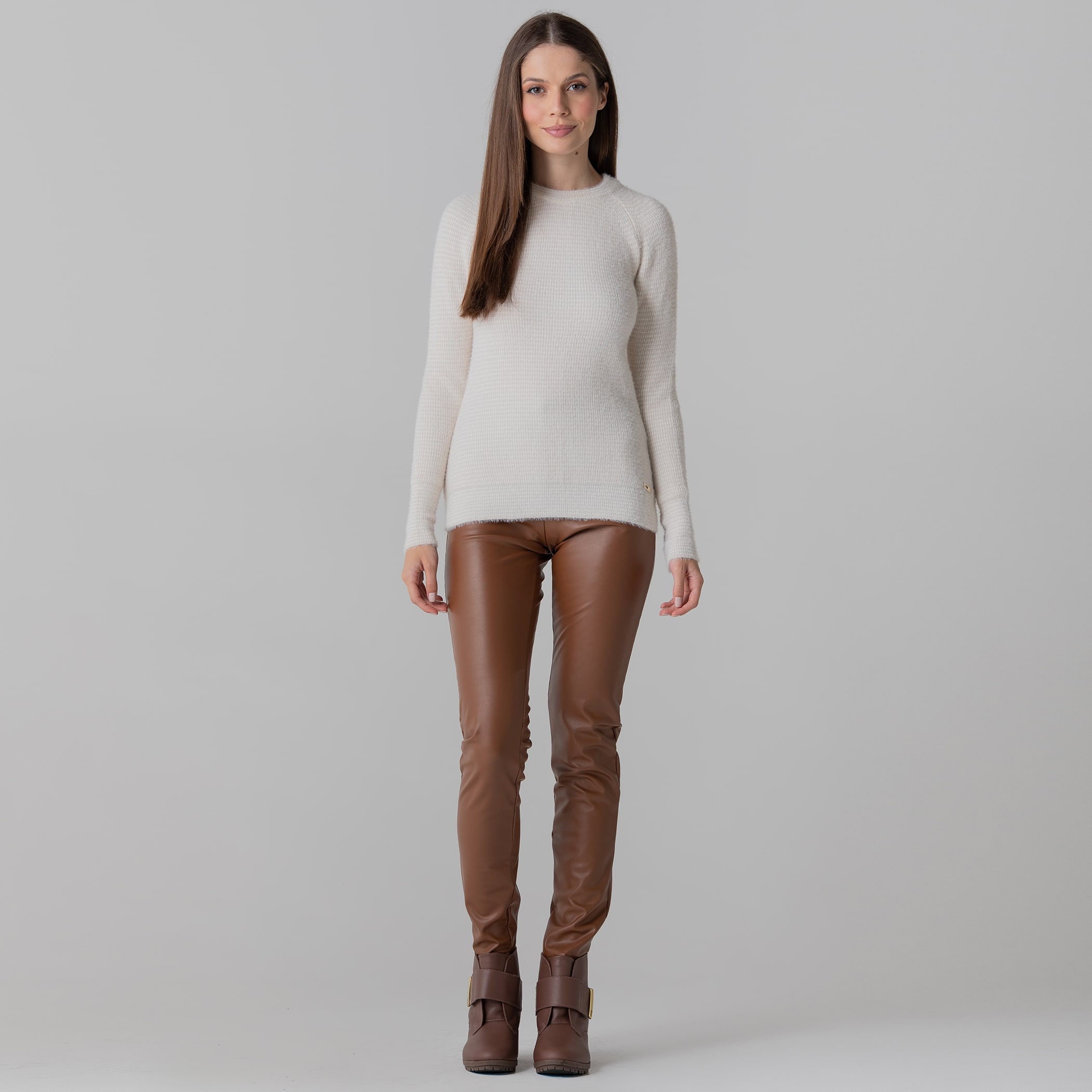 Suéter feminino em tricô peluciado confort Bergen gola redonda