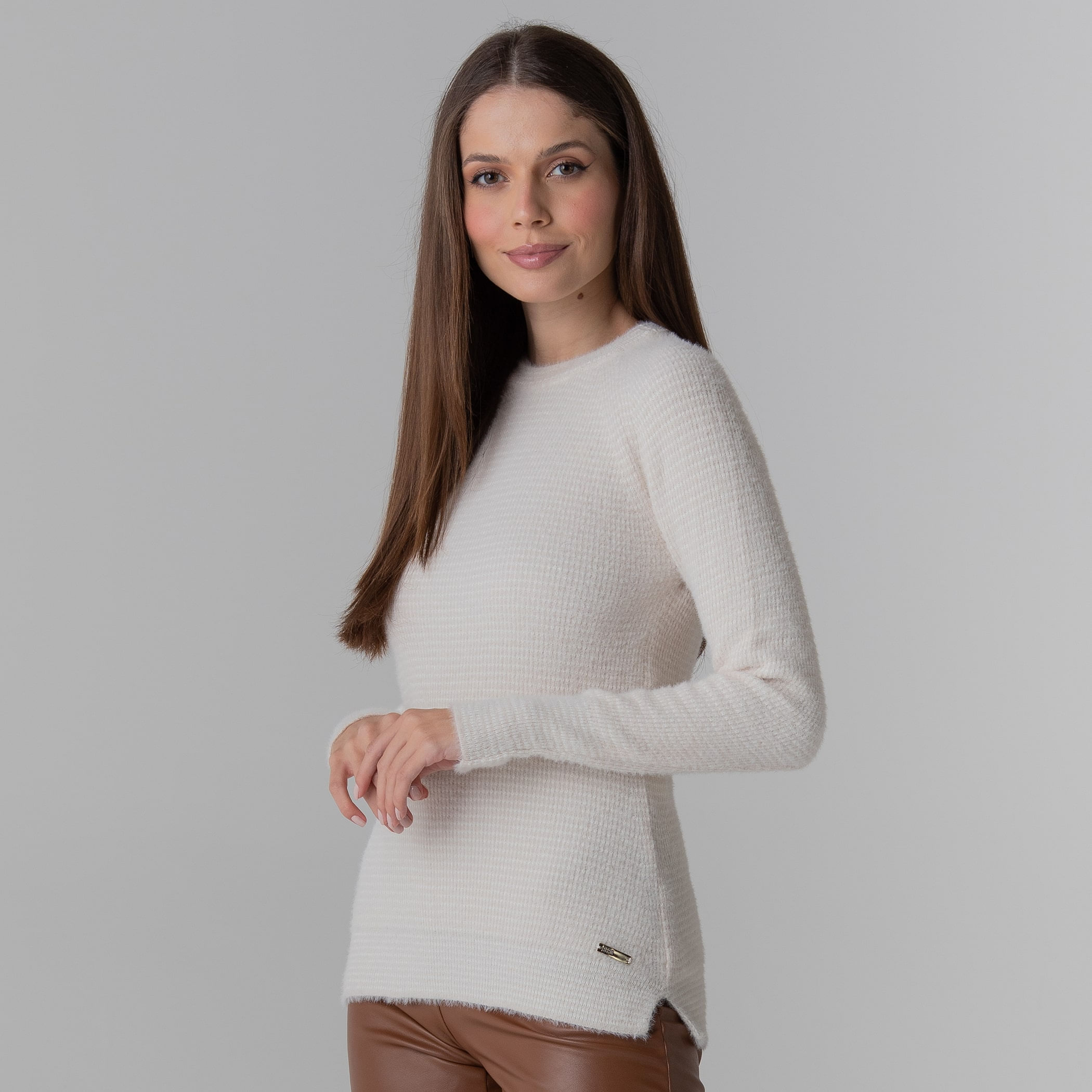Suéter feminino em tricô peluciado confort Bergen gola redonda