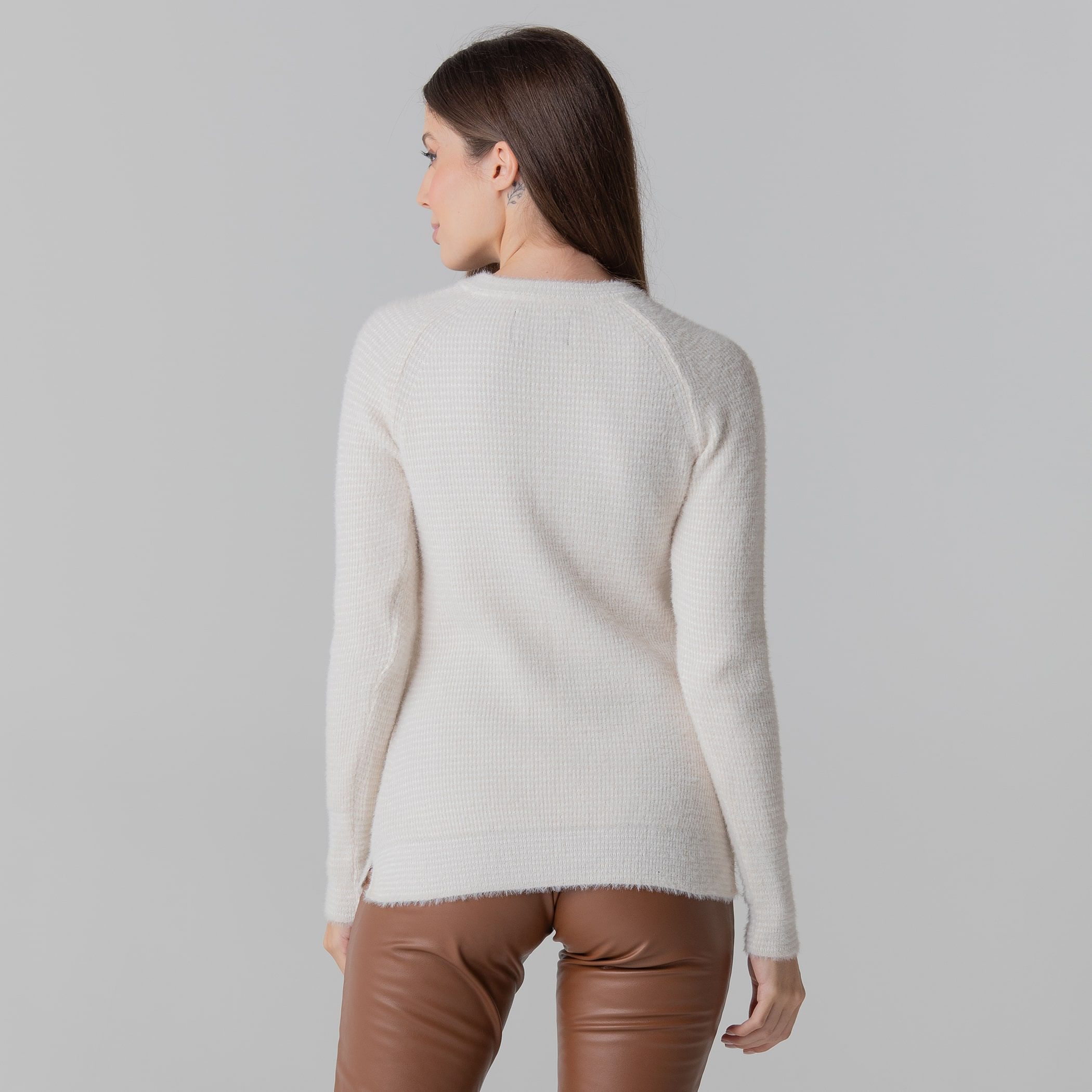 Suéter feminino em tricô peluciado confort Bergen gola redonda