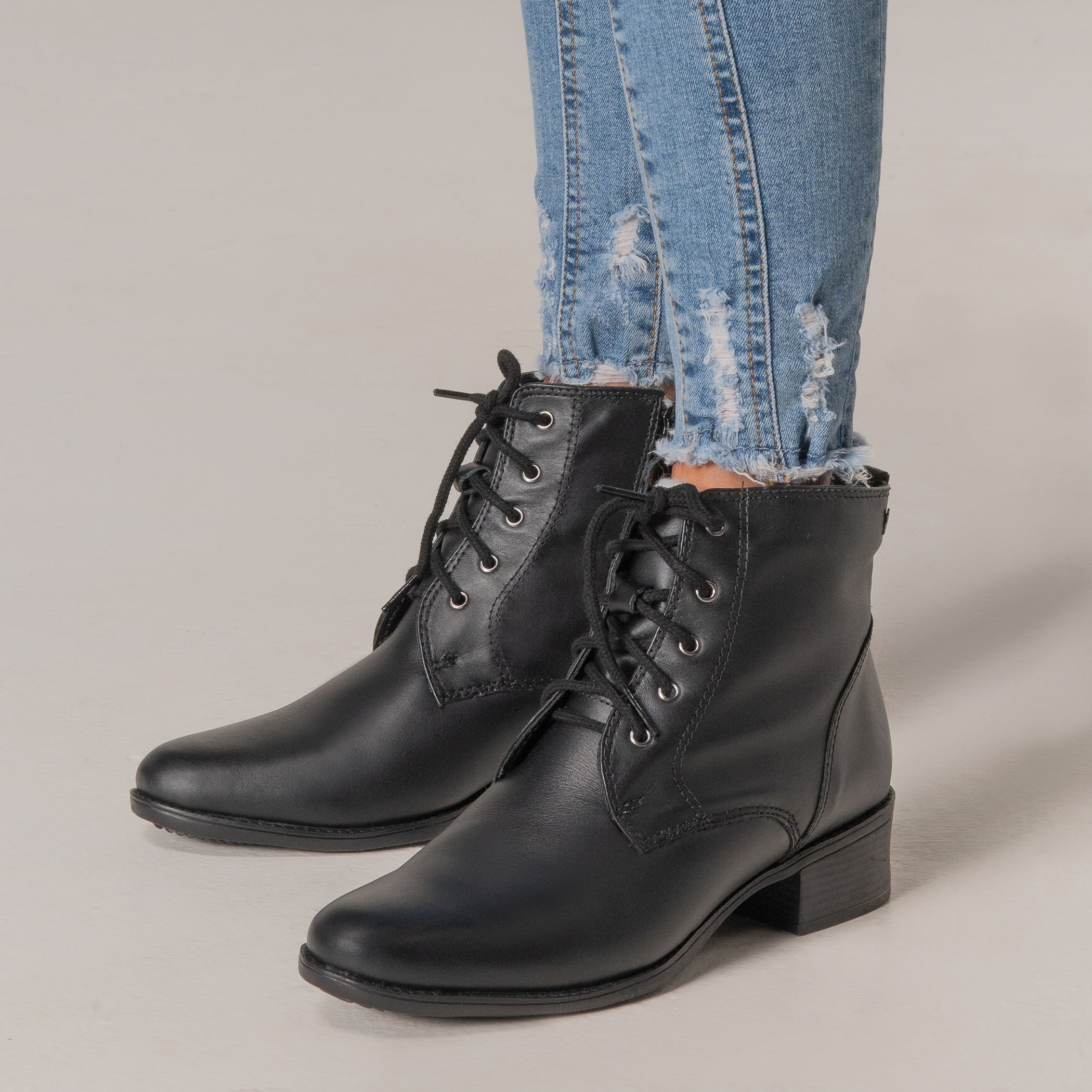 Bota Feminina Montaria de couro com cadarço forrada em pelo de lã sintética Bruxelas Ref.:873 Preto