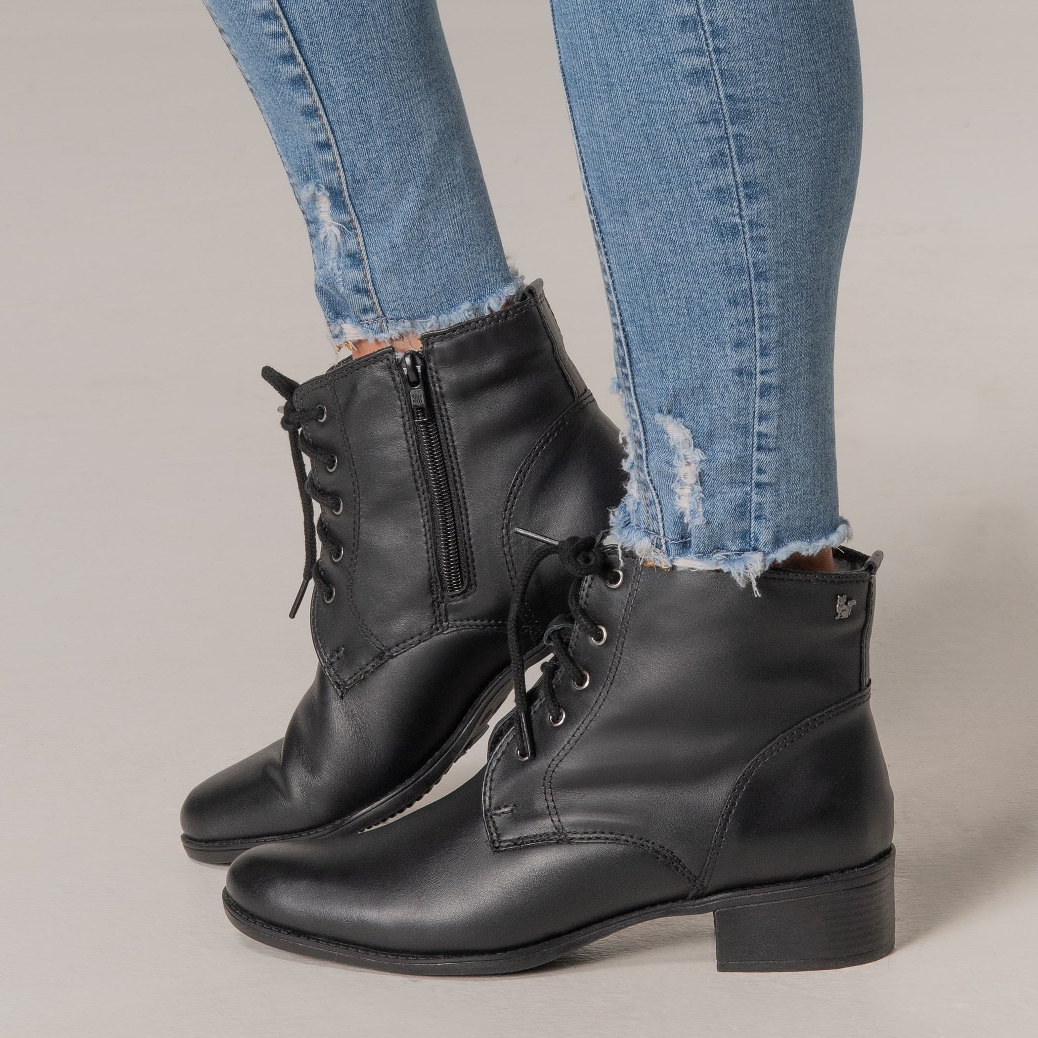 Bota Feminina Montaria de couro com cadarço forrada em pelo de lã sintética Bruxelas Ref.:873 Preto