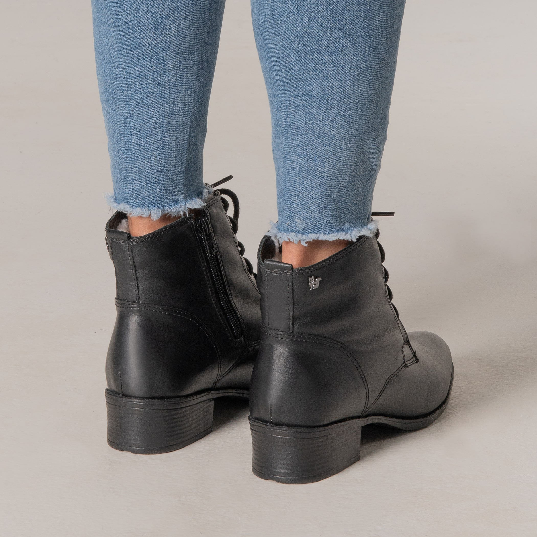 Bota Feminina Montaria de couro com cadarço forrada em pelo de lã sintética Bruxelas Ref.:873 Preto