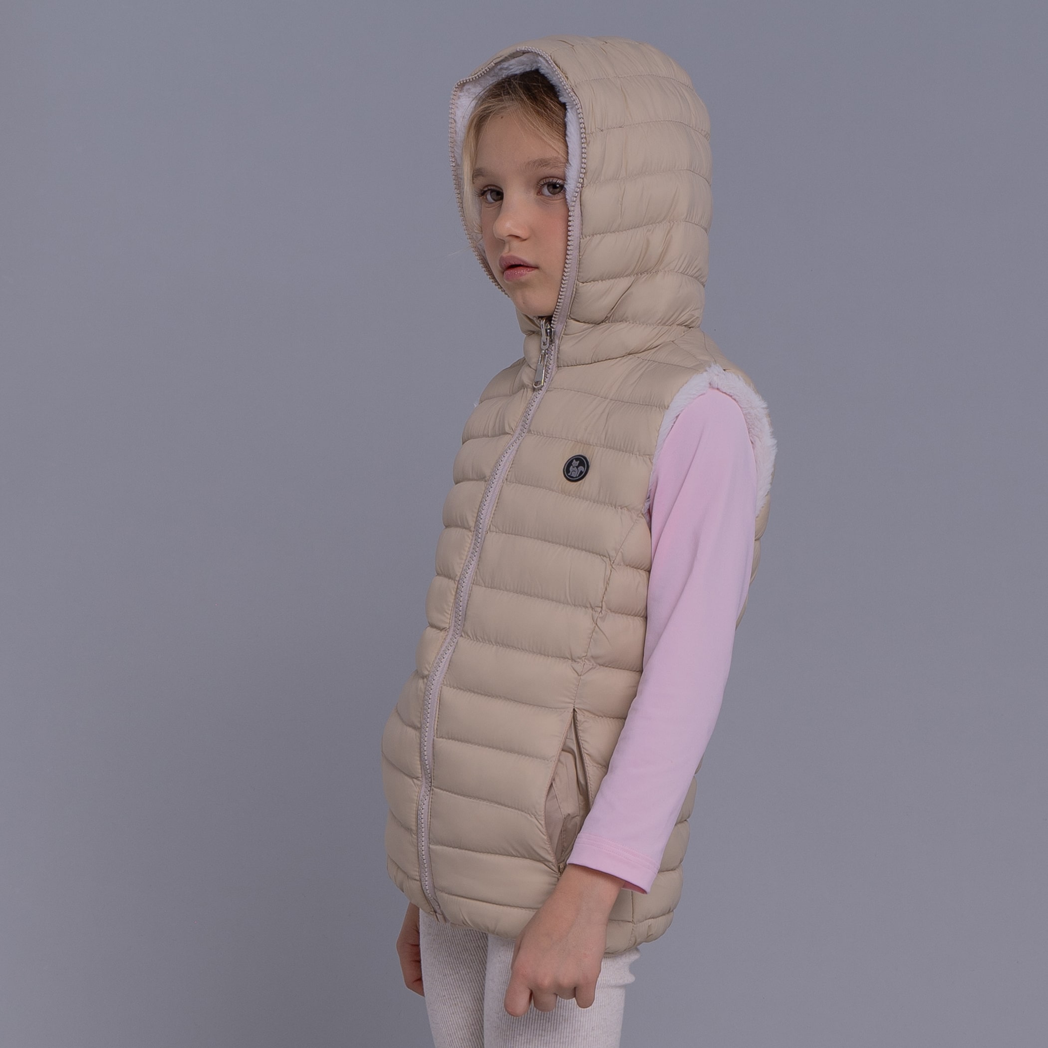 Colete infantil puffer Nagano reversível forrado com capuz