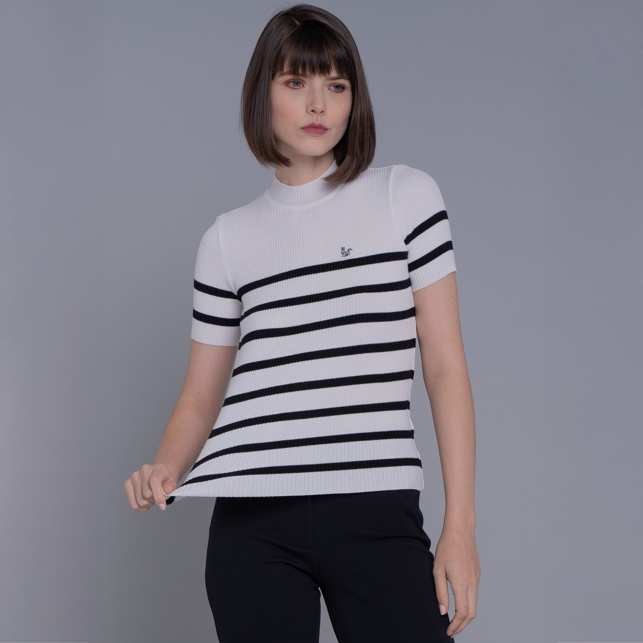 Blusa feminina manga curta gola alta de tricô canelado La Merced