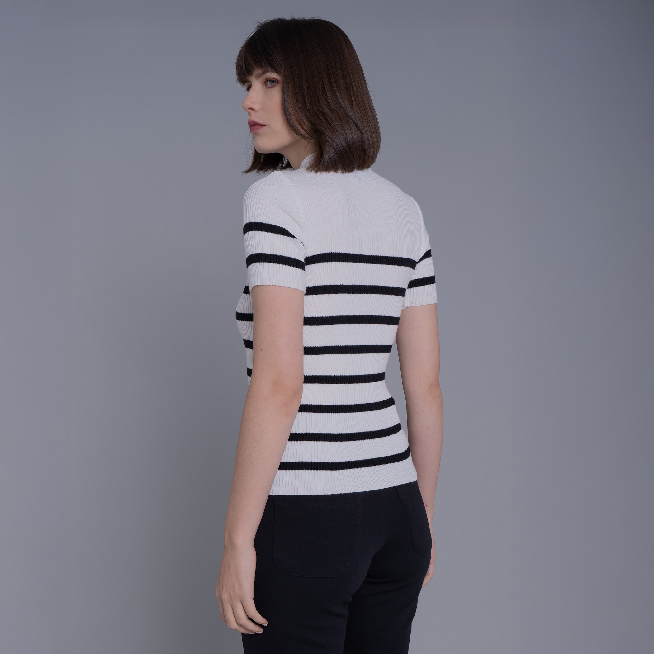 Blusa feminina manga curta gola alta de tricô canelado La Merced