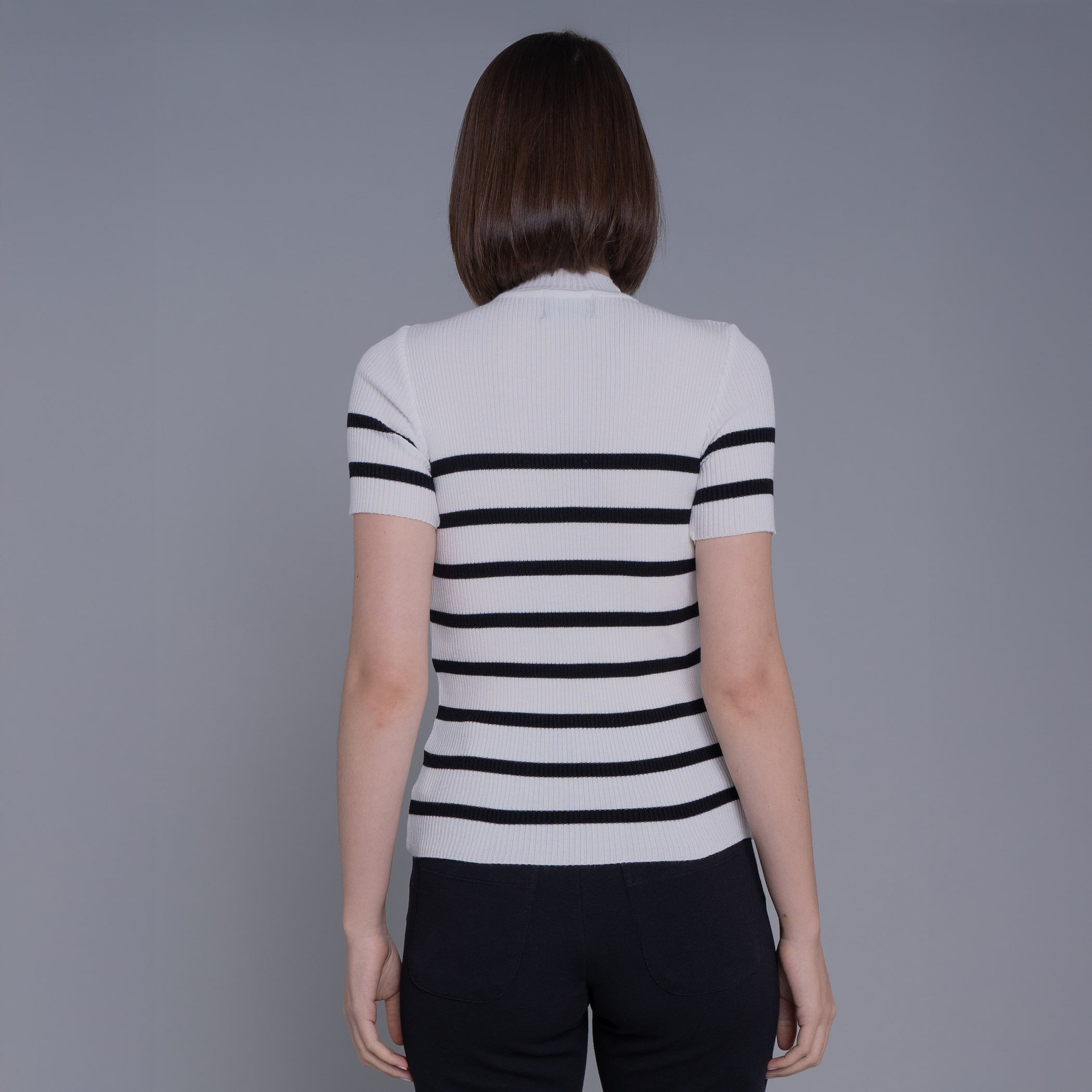 Blusa feminina manga curta gola alta de tricô canelado La Merced