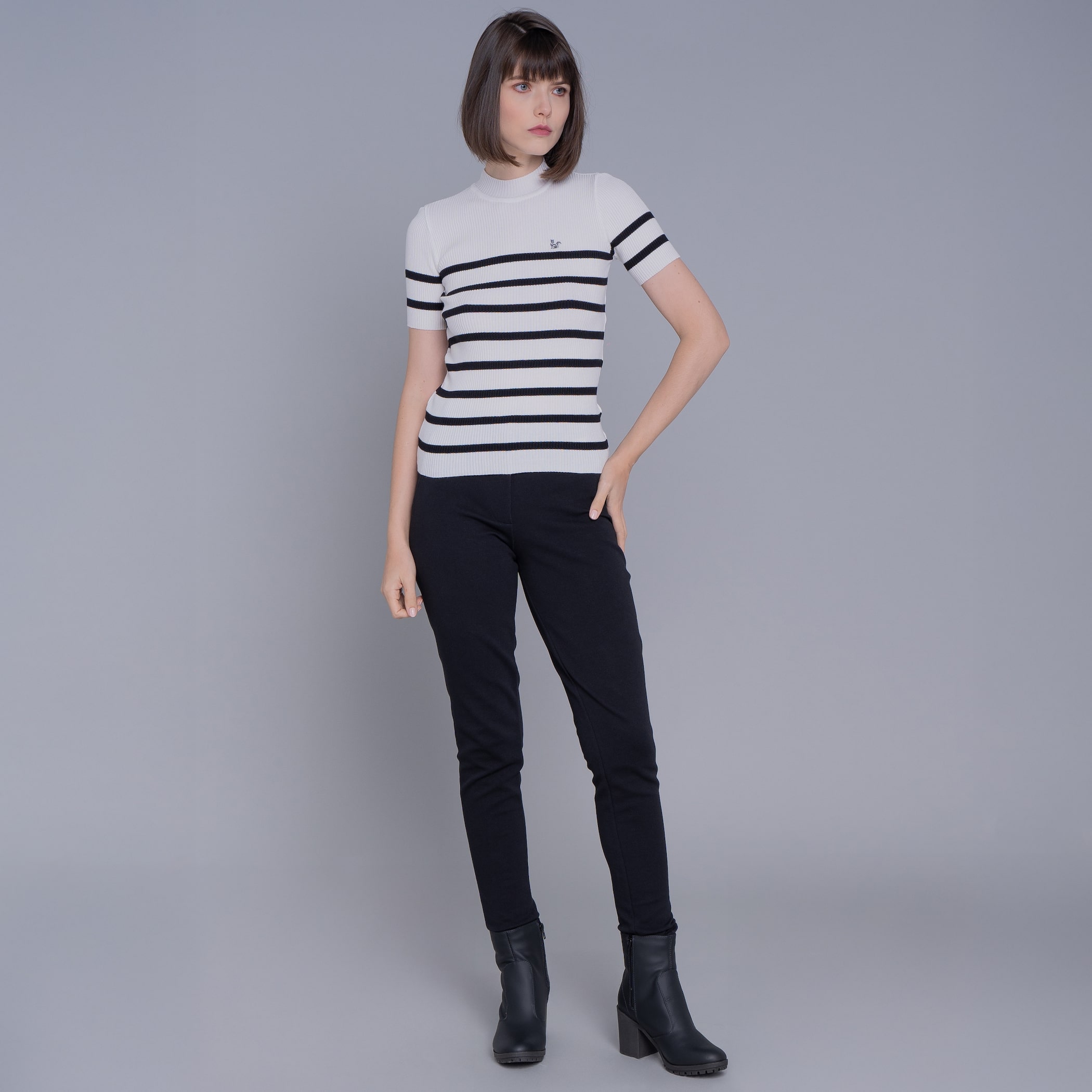 Blusa feminina manga curta gola alta de tricô canelado La Merced