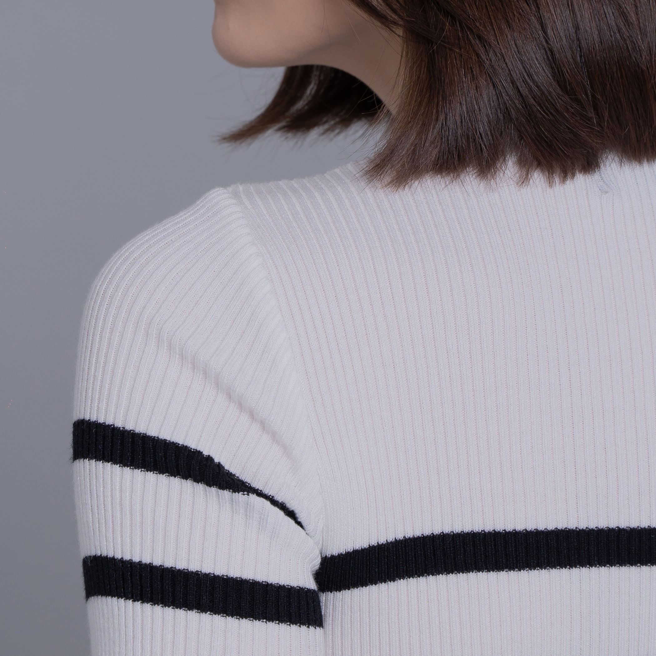 Blusa feminina manga curta gola alta de tricô canelado La Merced