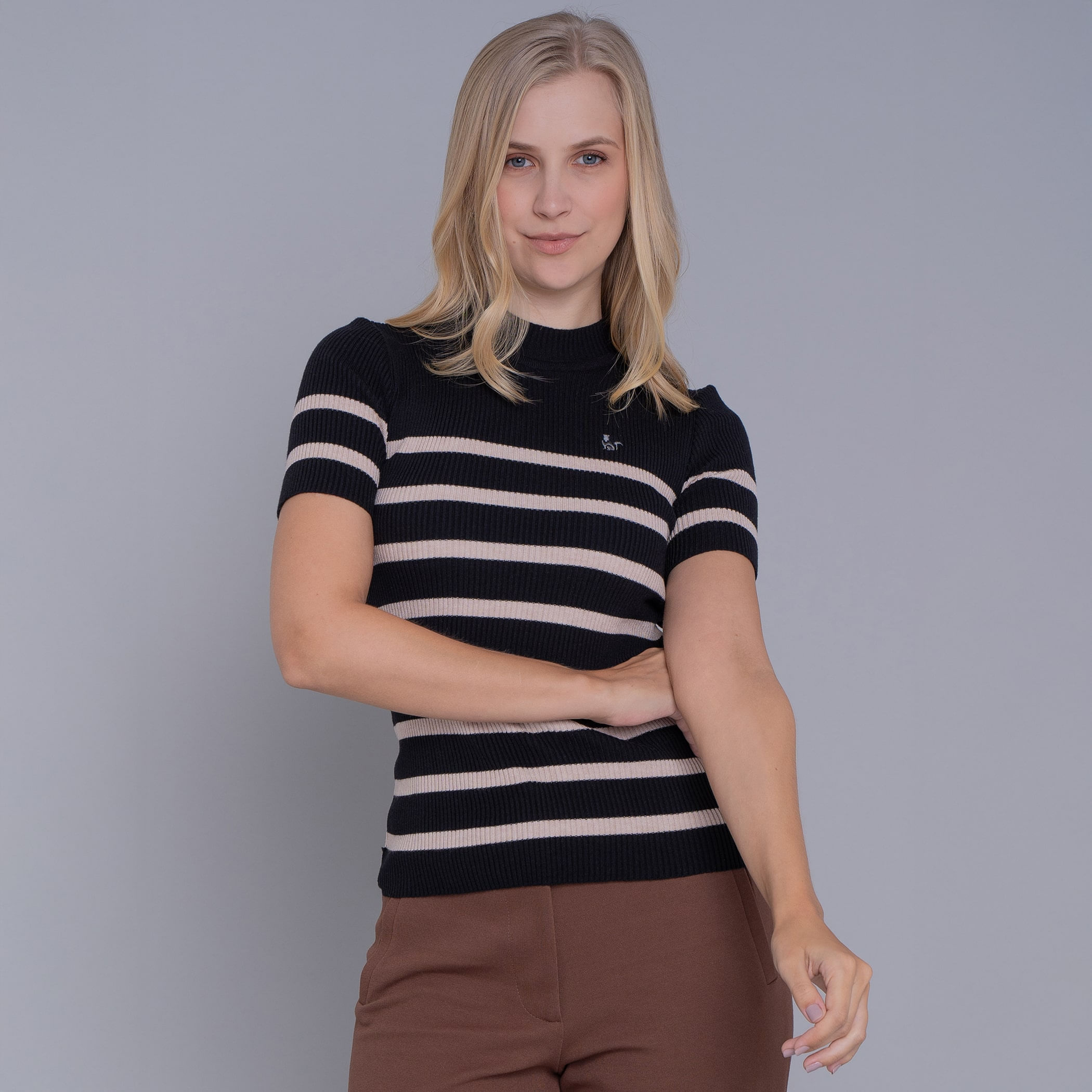 Blusa feminina manga curta gola alta de tricô canelado La Merced