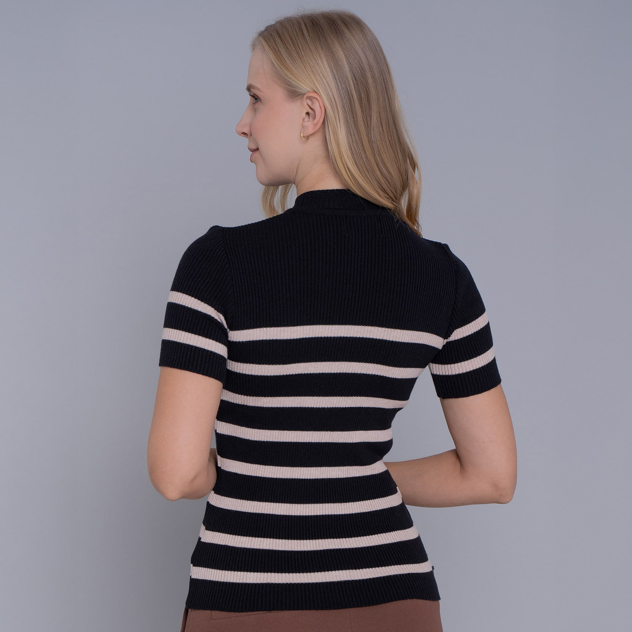 Blusa feminina manga curta gola alta de tricô canelado La Merced