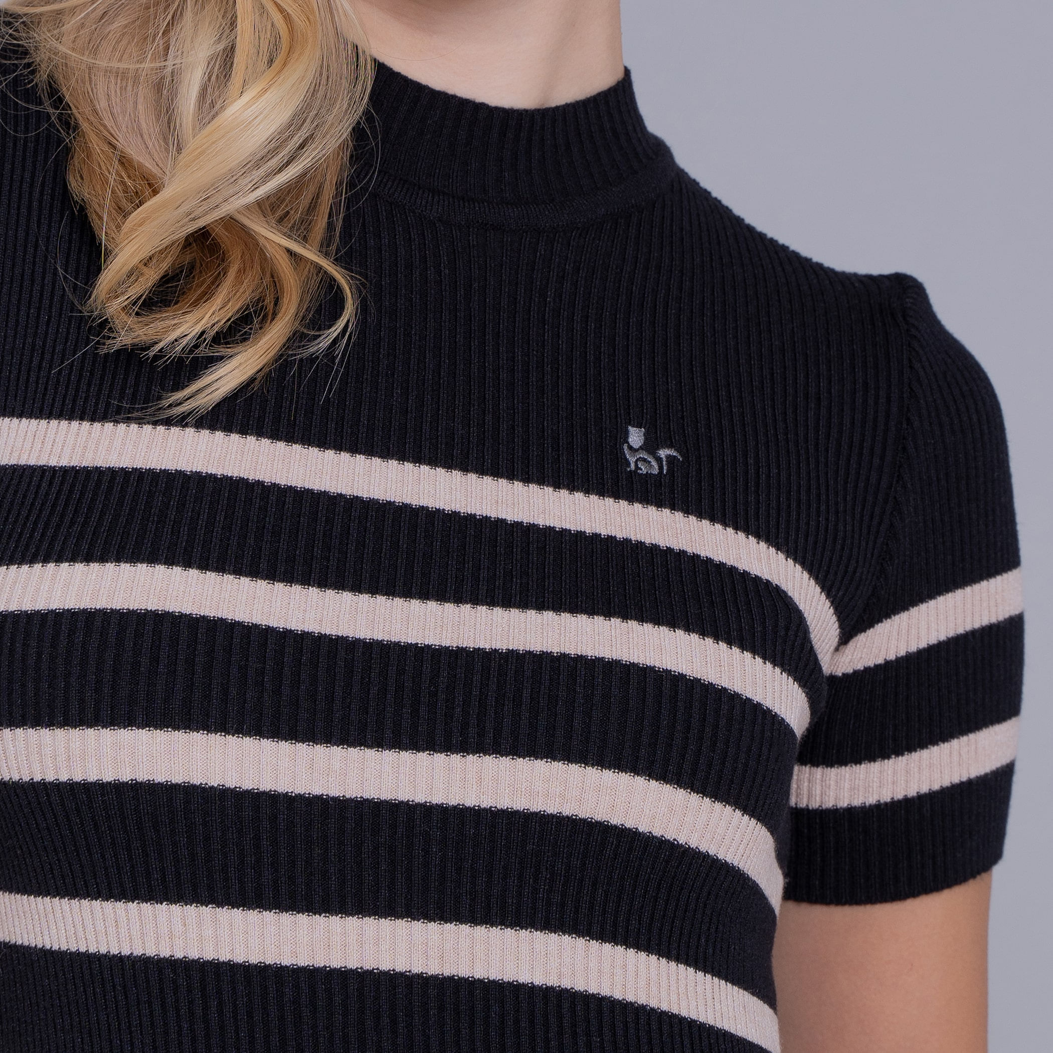 Blusa feminina manga curta gola alta de tricô canelado La Merced