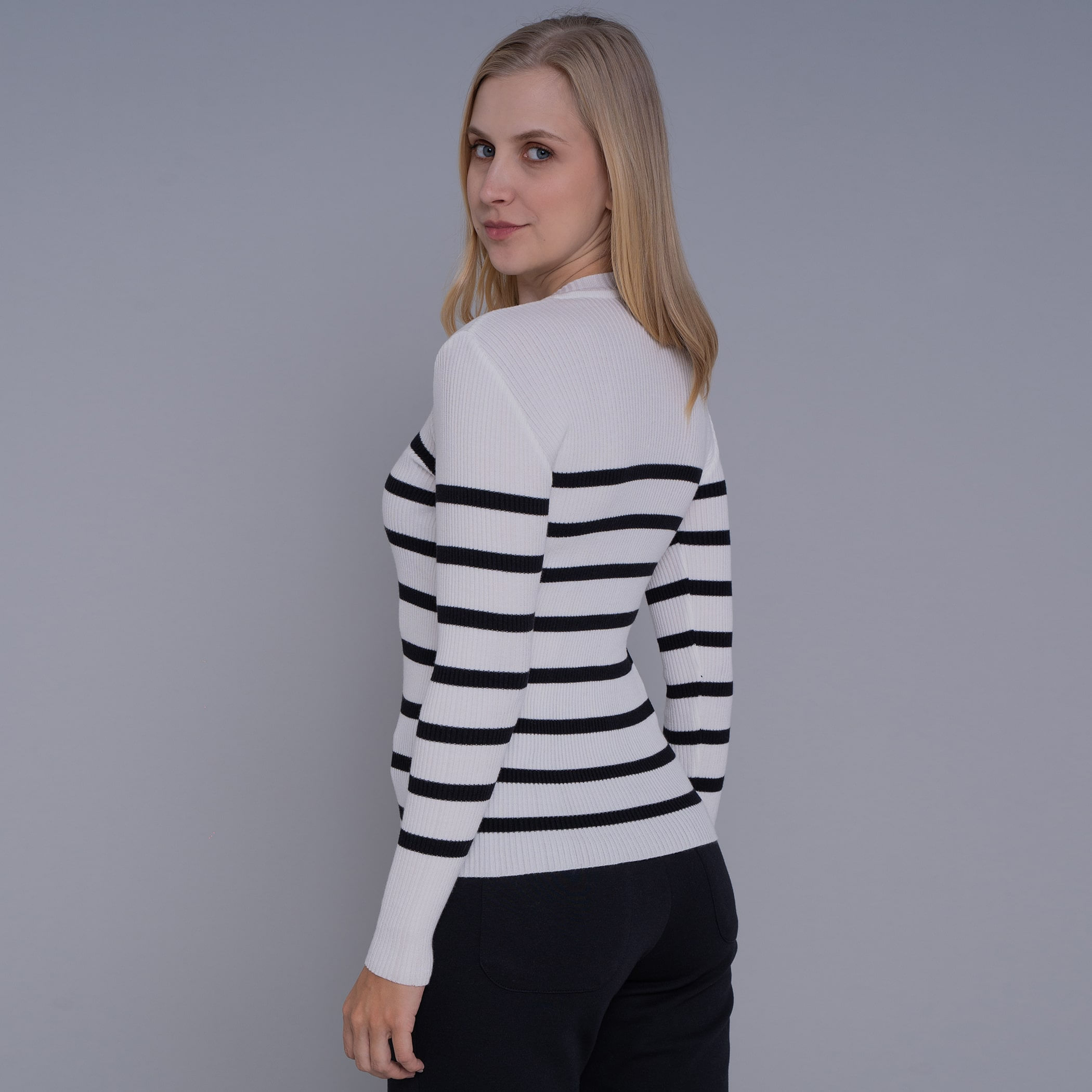 Blusa feminina manga longa gola alta de tricô canelado La Merced