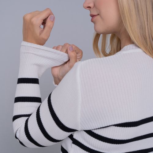 Blusa feminina manga longa gola alta de tricô canelado La Merced