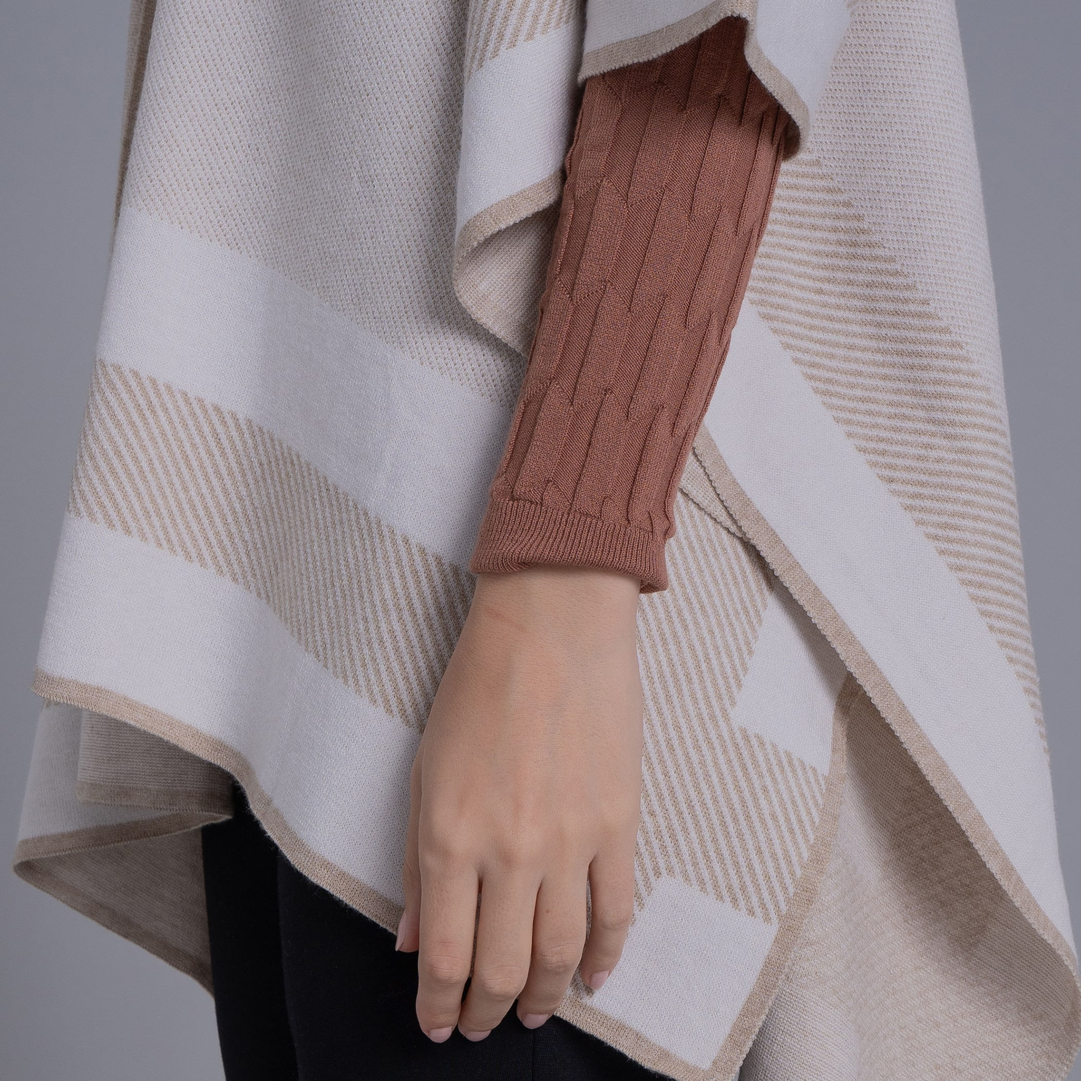 Poncho feminino de tricô premium Arawi para o inverno e frio