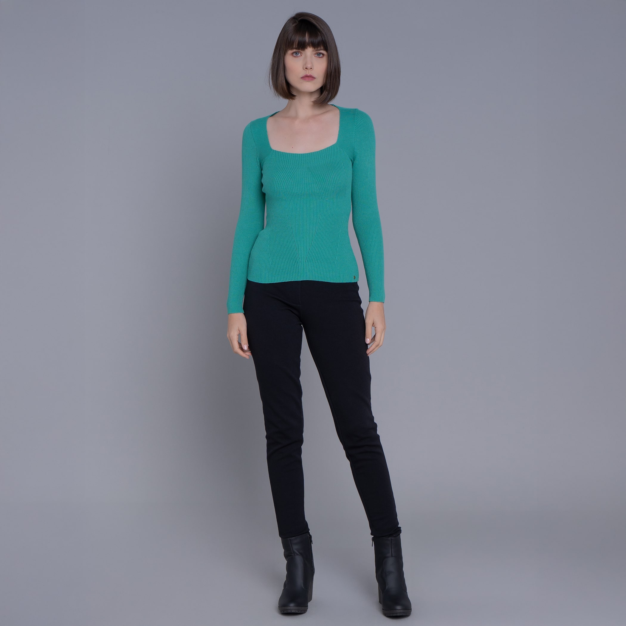 Blusa de tricot feminina canelada decote quadrado Maimará