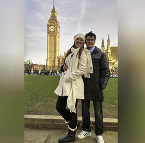 turistas tiram foto no big ben em londres