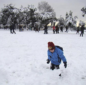 criança brincando na neve em roma